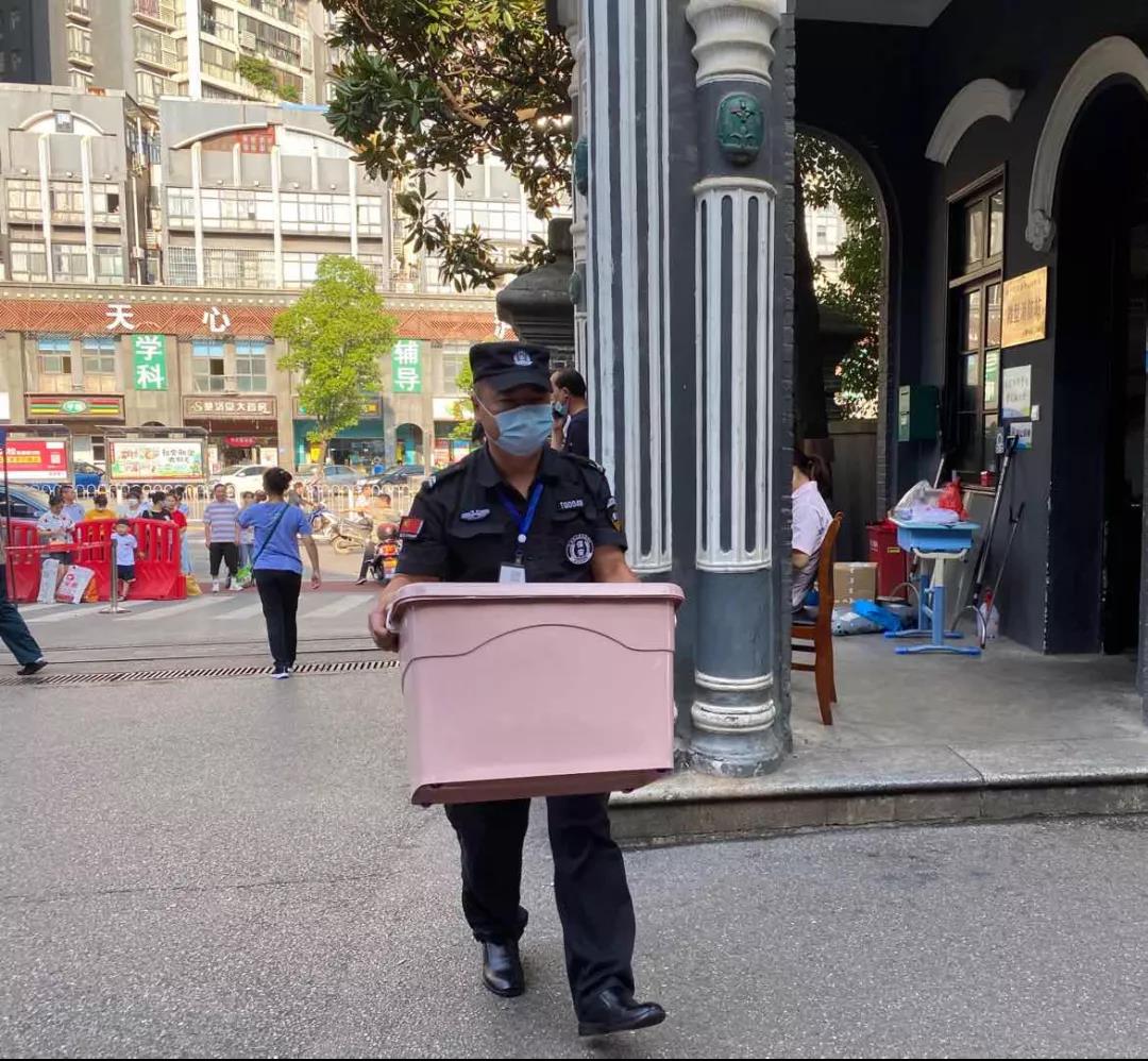 湖南保安服務,墻外高空清洗服務,湖南保利天創物業發展有限公司 湖南保安服務,墻外高空清洗服務,湖南保利天創物業發展有限公司