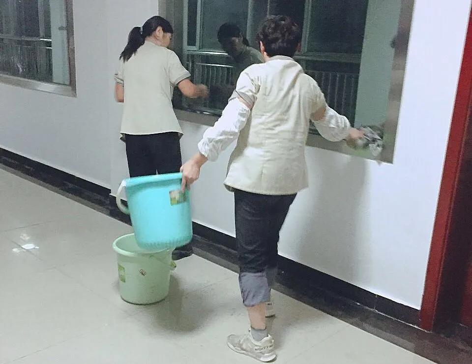 湖南保安服務,墻外高空清洗服務,湖南保利天創物業發展有限公司 湖南保安服務,墻外高空清洗服務,湖南保利天創物業發展有限公司