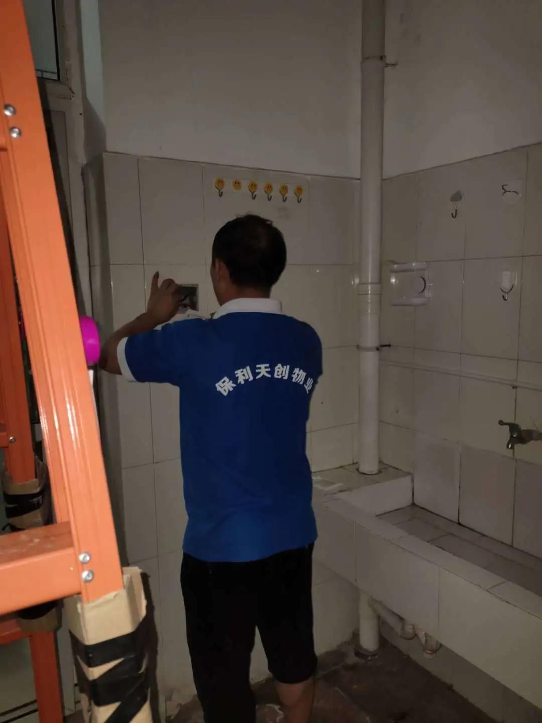 湖南保安服務,墻外高空清洗服務,湖南保利天創物業發展有限公司 湖南保安服務,墻外高空清洗服務,湖南保利天創物業發展有限公司