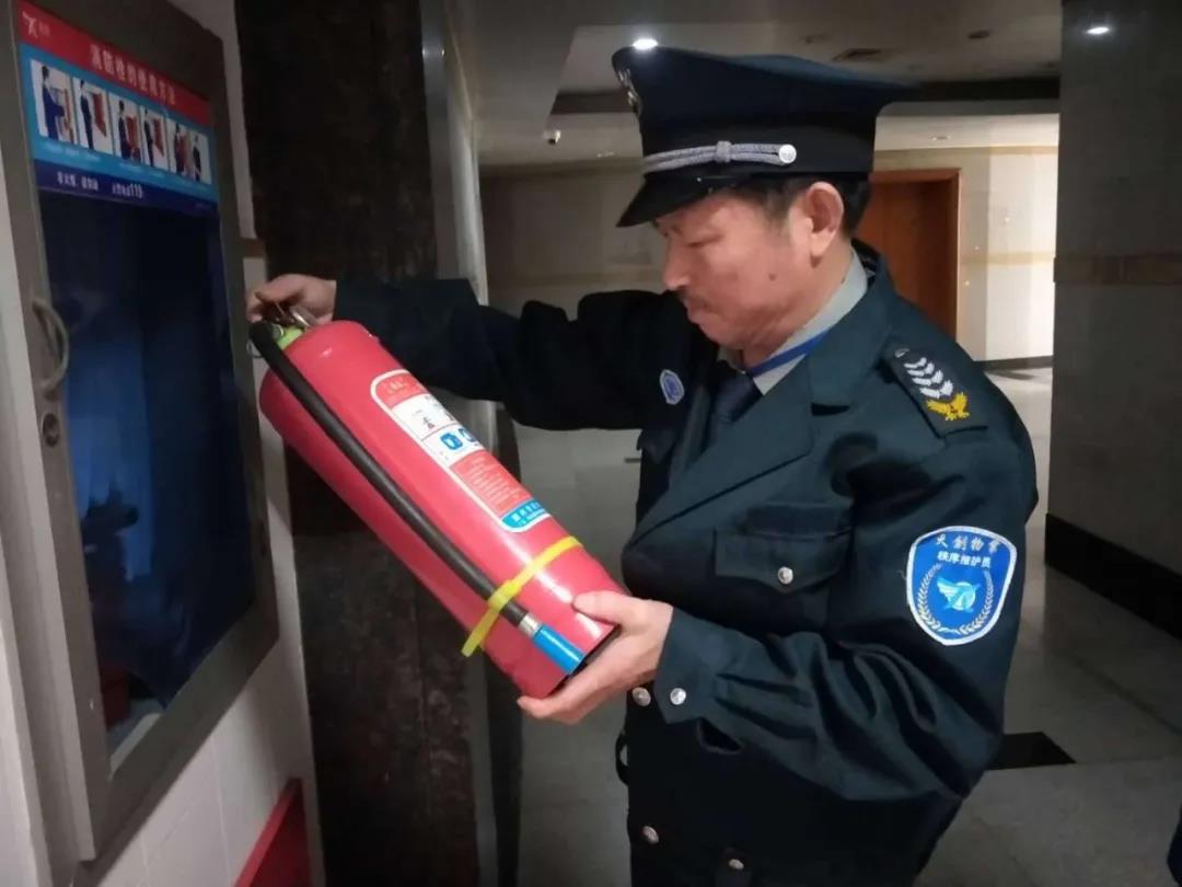 湖南保安服務,墻外高空清洗服務,湖南保利天創物業發展有限公司 湖南保安服務,墻外高空清洗服務,湖南保利天創物業發展有限公司