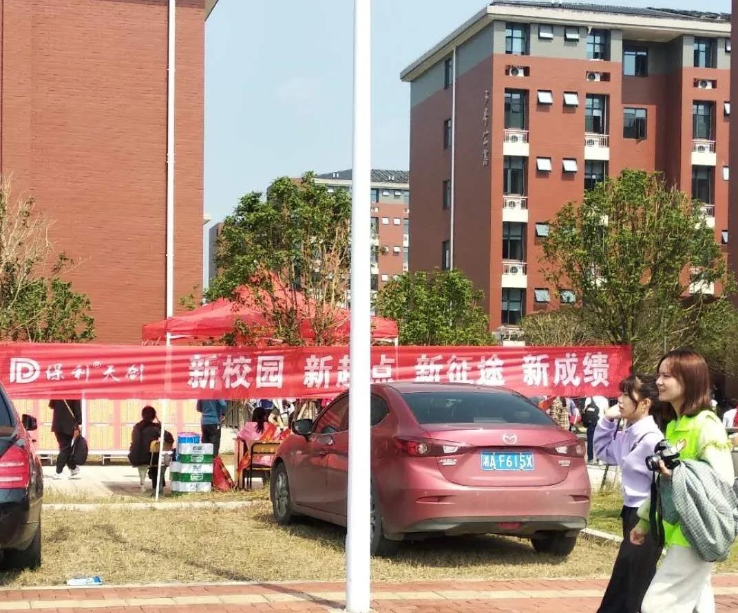湖南保安服務,墻外高空清洗服務,湖南保利天創物業發展有限公司 湖南保安服務,墻外高空清洗服務,湖南保利天創物業發展有限公司