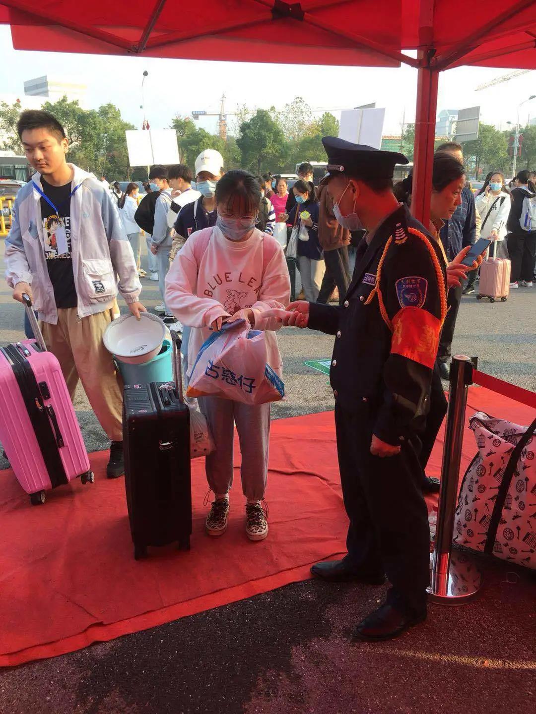 湖南保安服務,墻外高空清洗服務,湖南保利天創物業發展有限公司 湖南保安服務,墻外高空清洗服務,湖南保利天創物業發展有限公司