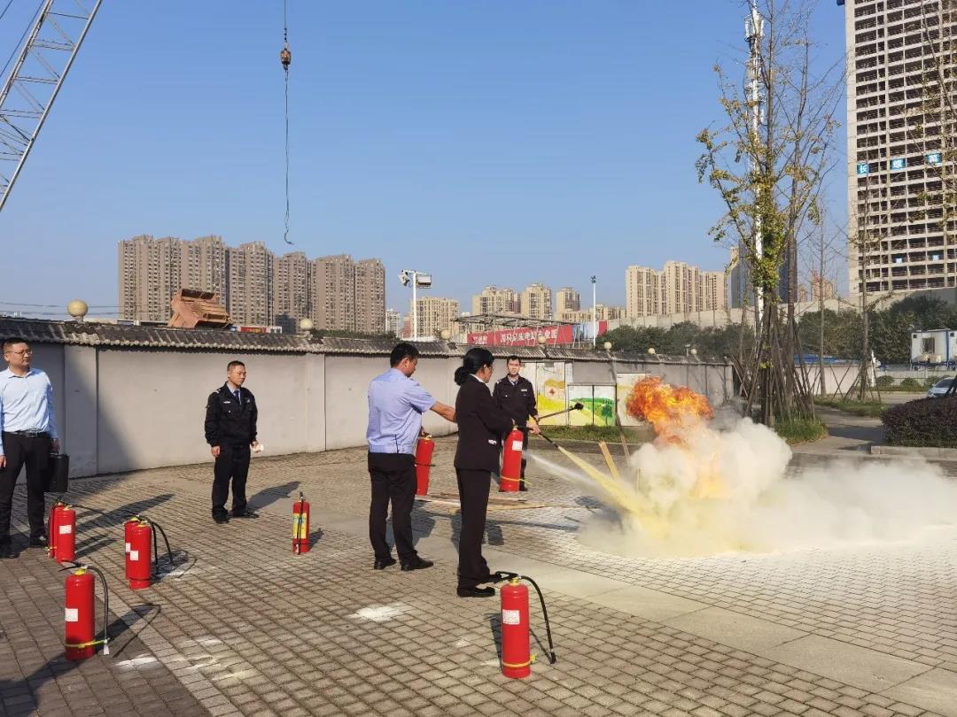 湖南保安服務,墻外高空清洗服務,湖南保利天創(chuàng)物業(yè)發(fā)展有限公司
