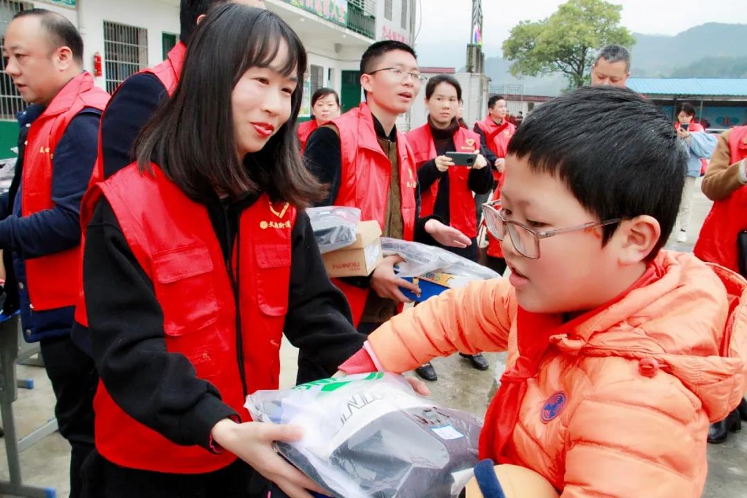 湖南保安服務,墻外高空清洗服務,湖南保利天創物業發展有限公司