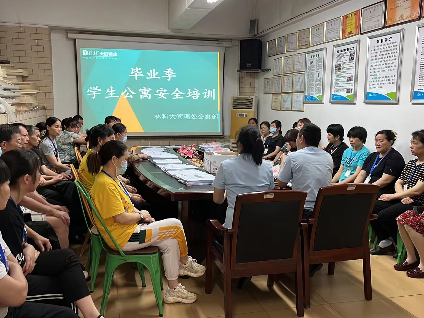 湖南保安服務(wù),墻外高空清洗服務(wù),湖南保利天創(chuàng)物業(yè)發(fā)展有限公司