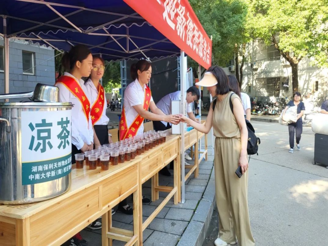 湖南保安服務,墻外高空清洗服務,湖南保利天創物業發展有限公司 湖南保安服務,墻外高空清洗服務,湖南保利天創物業發展有限公司