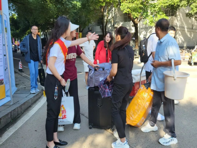 湖南保安服務,墻外高空清洗服務,湖南保利天創物業發展有限公司 湖南保安服務,墻外高空清洗服務,湖南保利天創物業發展有限公司