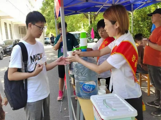 湖南保安服務,墻外高空清洗服務,湖南保利天創物業發展有限公司 湖南保安服務,墻外高空清洗服務,湖南保利天創物業發展有限公司