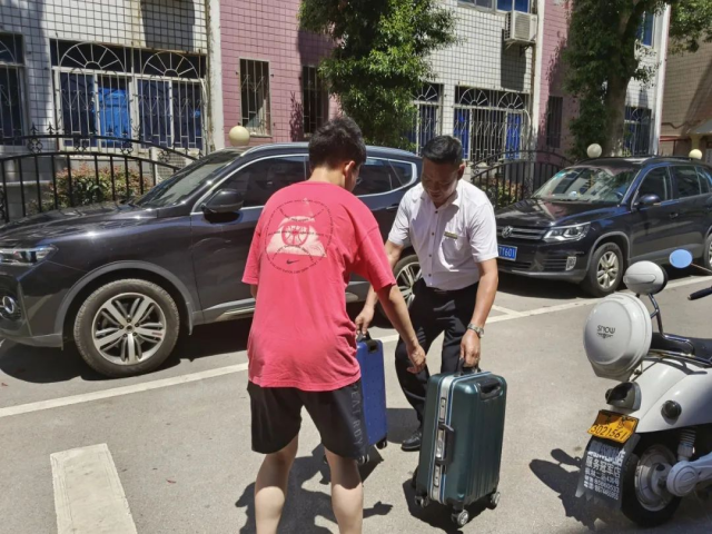 湖南保安服務,墻外高空清洗服務,湖南保利天創物業發展有限公司 湖南保安服務,墻外高空清洗服務,湖南保利天創物業發展有限公司