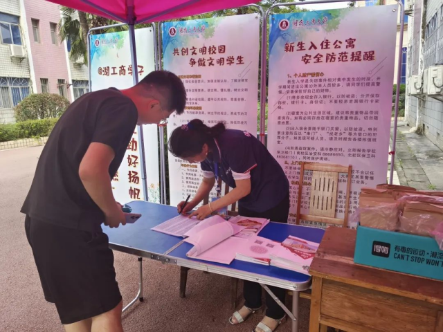 湖南保安服務,墻外高空清洗服務,湖南保利天創物業發展有限公司 湖南保安服務,墻外高空清洗服務,湖南保利天創物業發展有限公司