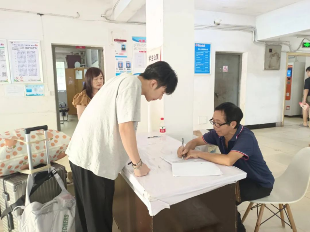 湖南保安服務,墻外高空清洗服務,湖南保利天創物業發展有限公司 湖南保安服務,墻外高空清洗服務,湖南保利天創物業發展有限公司