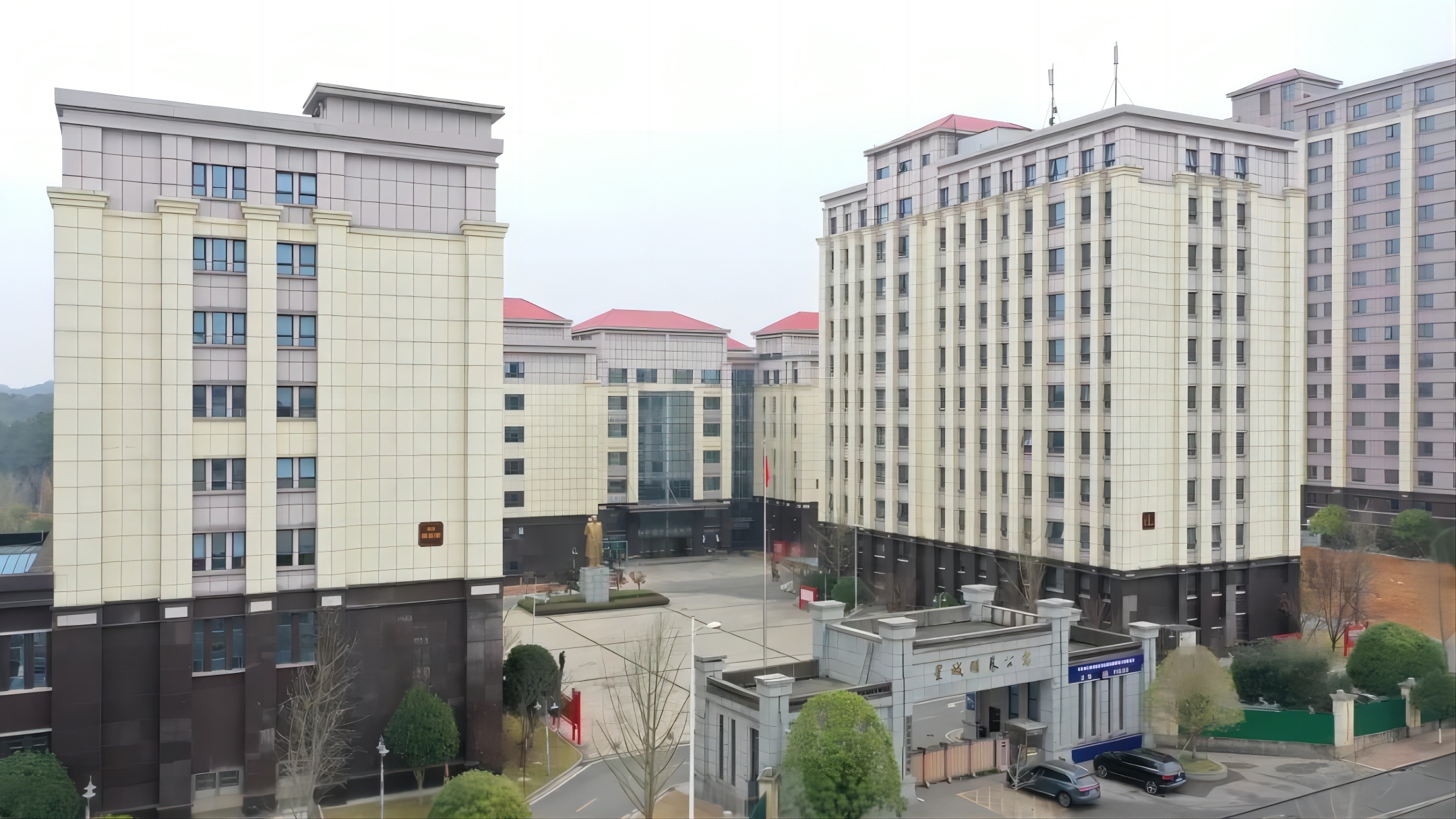 湖南保安服務(wù),墻外高空清洗服務(wù),湖南保利天創(chuàng)物業(yè)發(fā)展有限公司