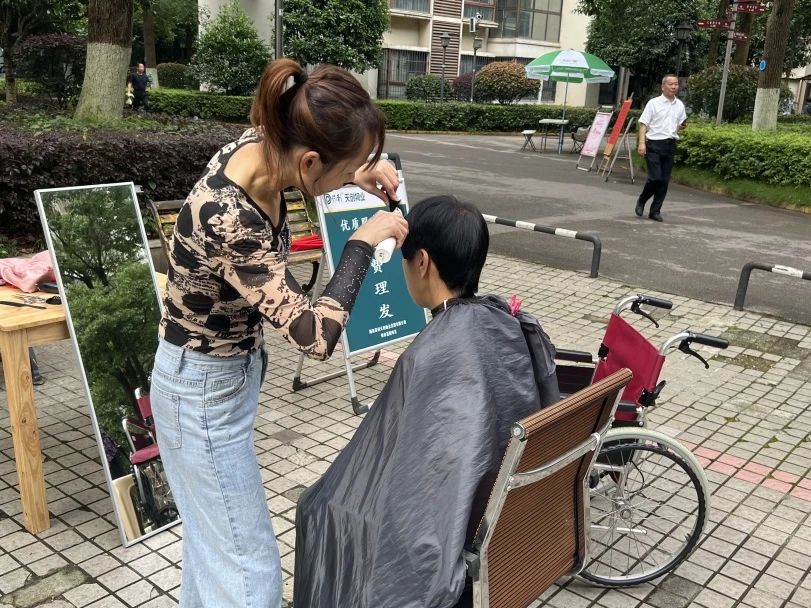 湖南保安服務,墻外高空清洗服務,湖南保利天創物業發展有限公司